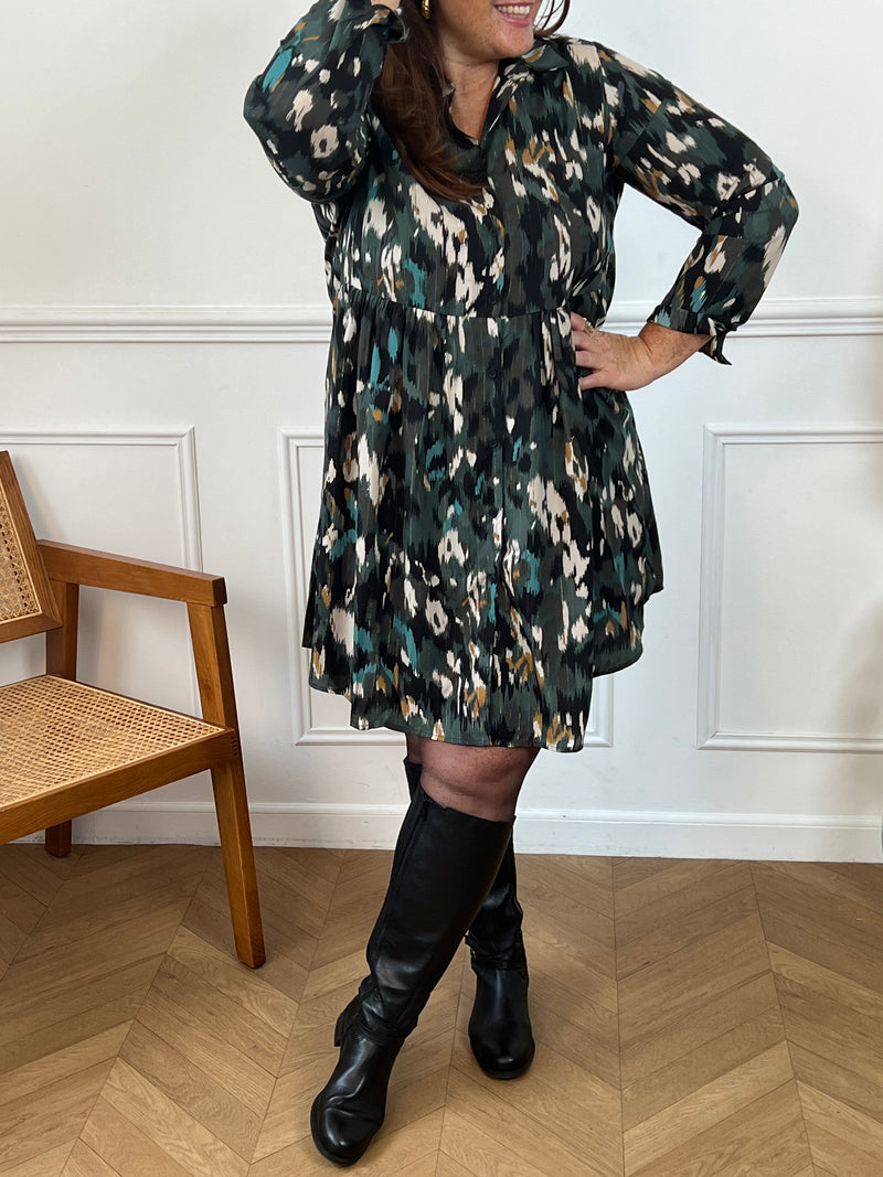 Découvrez notre robe à motifs Lilia pour femme, parfaite pour toutes occasions ! Avec ses manches longues, son col chemise et ses boutons sur le devant et aux manches, cette robe allie style et praticité. Vous allez adorer ses motifs originaux et son fil lurex qui ajoutent une touche d'éclat.&nbsp;