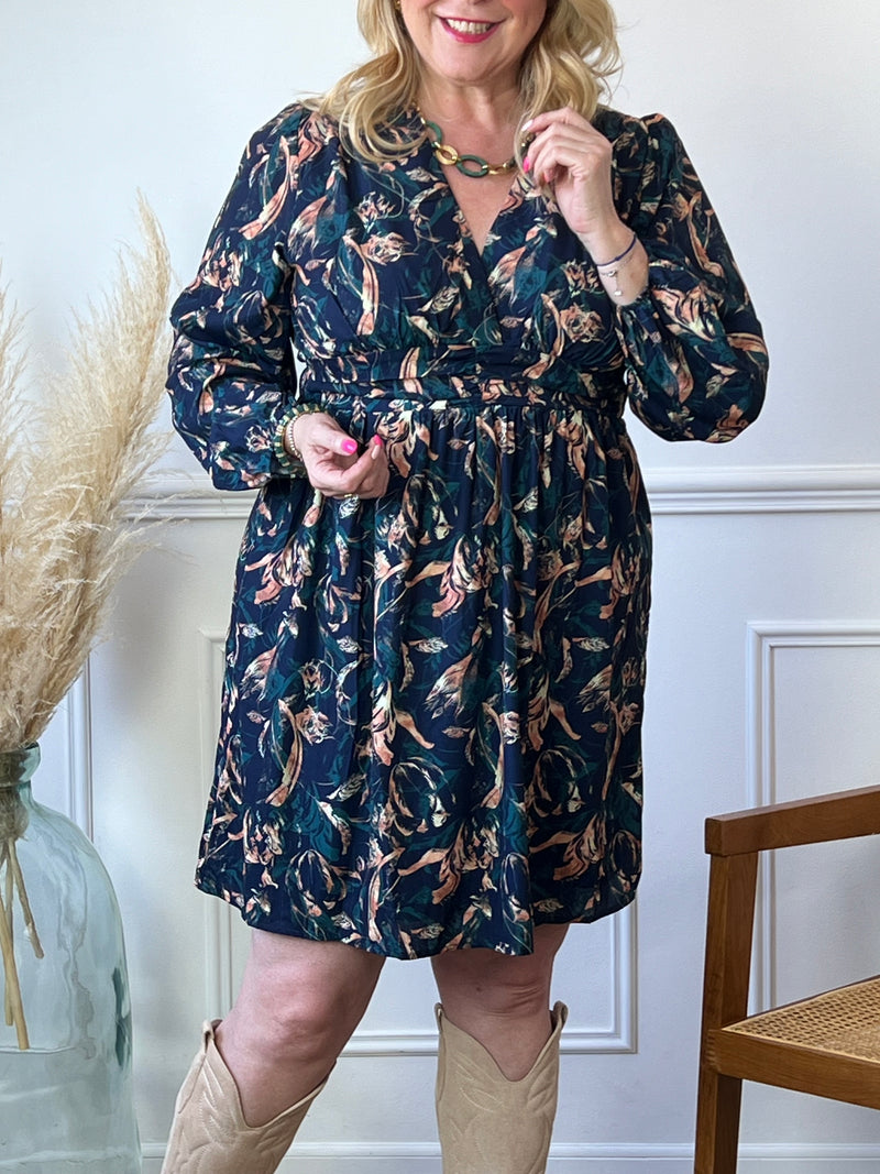 Optez pour la robe bleue à motifs Curve : Candia pour un look unique et élégant ! Avec ses manches longues, son col V et sa doublure sauf aux manches, cette robe courte vous offrira un confort inégalé. Parfait pour toutes les occasions, cette robe ajoutera une touche de fraîcheur à votre garde-robe.