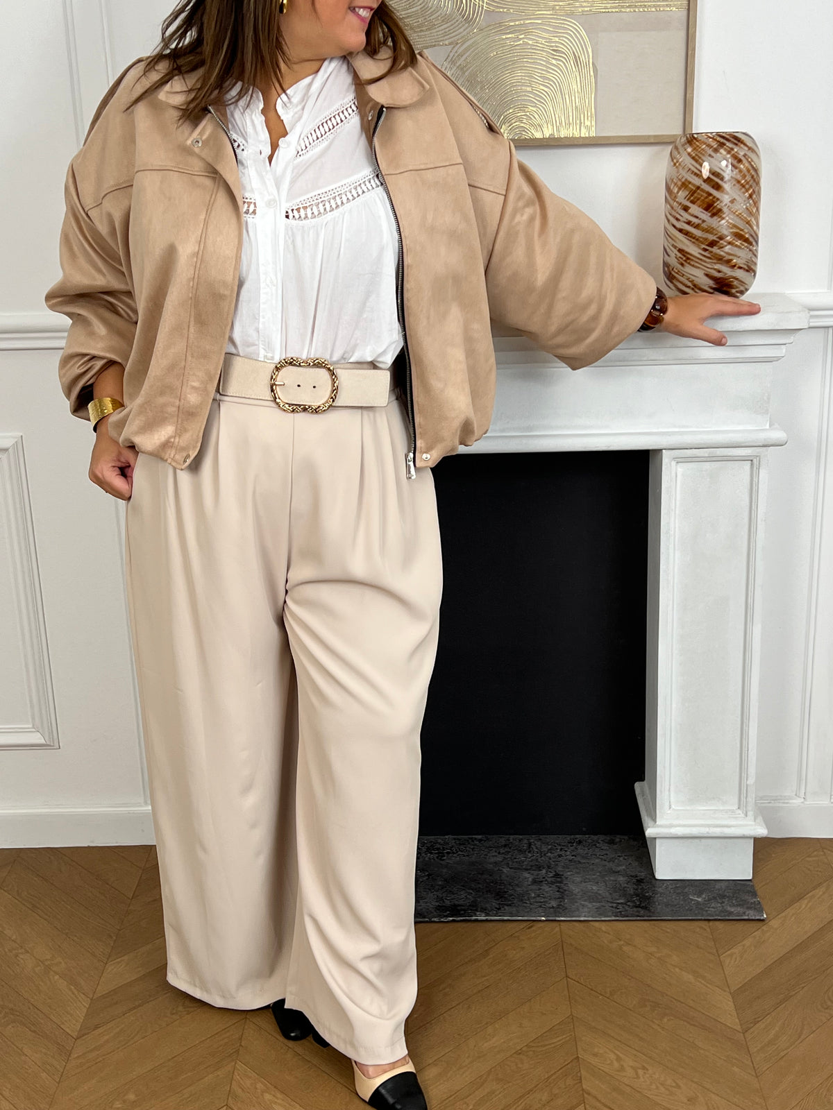 Cette veste courte style bombers se décline dans une teinte beige et tendance. Avec sa coupe moderne et son esprit casual-chic, elle apporte une touche de caractère à toutes vos tenues. Légère et polyvalente, elle se porte aussi bien au quotidien que pour compléter un look plus travaillé.