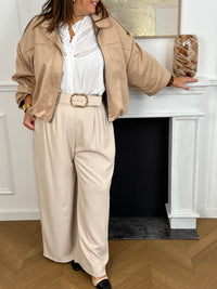 Cette veste courte style bombers se décline dans une teinte beige et tendance. Avec sa coupe moderne et son esprit casual-chic, elle apporte une touche de caractère à toutes vos tenues. Légère et polyvalente, elle se porte aussi bien au quotidien que pour compléter un look plus travaillé.