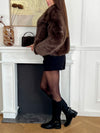 Cette veste marron "Celya" allie élégance et confort avec son style fausse fourrure douce et ses manches longues, parfaites pour vous garder au chaud. Les deux points d'accroche sur le devant assurent un maintien pratique tout en valorisant votre silhouette.
