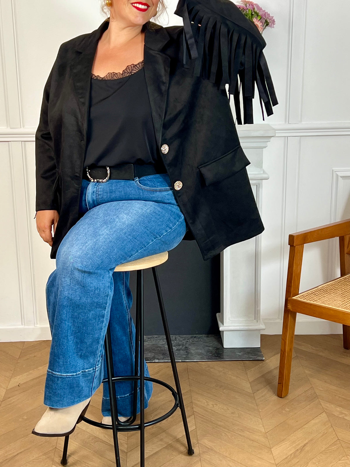 Cette veste noir en effet daim, ornée de franges au dos et aux manches, offre un style unique. Ses manches longues et ses poches latérales pratiques allient élégance et confort, idéale pour les grandes tailles.