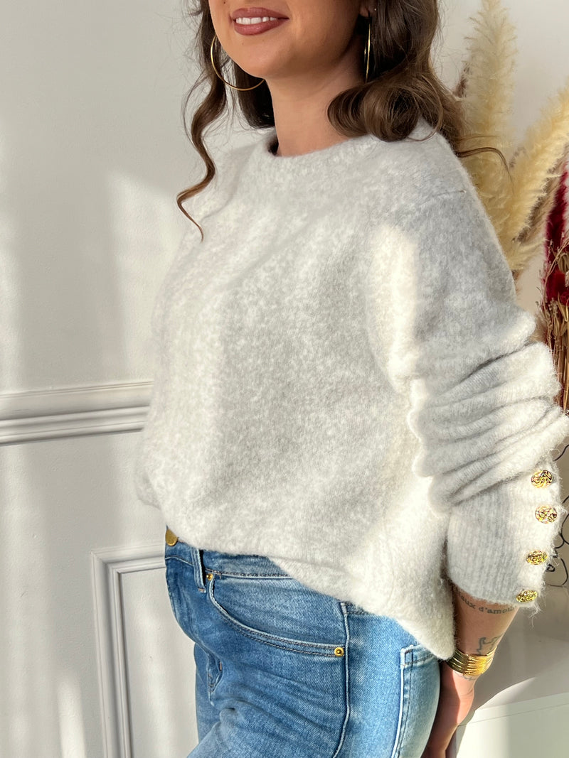 Ce pull gris apportera une touche de chaleur et d’élégance à votre tenue. Ses boutons dorés aux poignets ajoutent une note raffinée et sophistiquée. Confortable et tendance, il s’adapte à toutes les occasions.