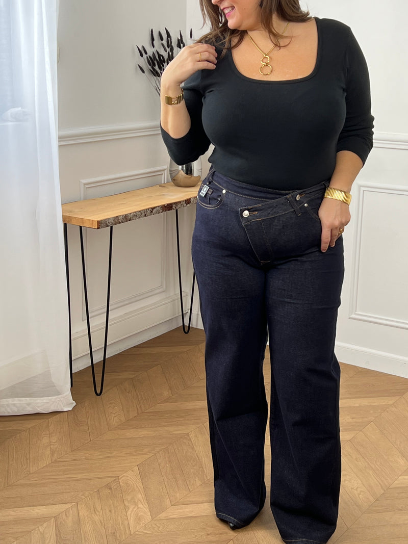 Jean bleu foncé intemporel au style affirmé. Coupe large et confortable avec taille haute qui épouse vos formes avec élégance.