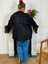 Cette veste noir en effet daim, ornée de franges au dos et aux manches, offre un style unique. Ses manches longues et ses poches latérales pratiques allient élégance et confort, idéale pour les grandes tailles.