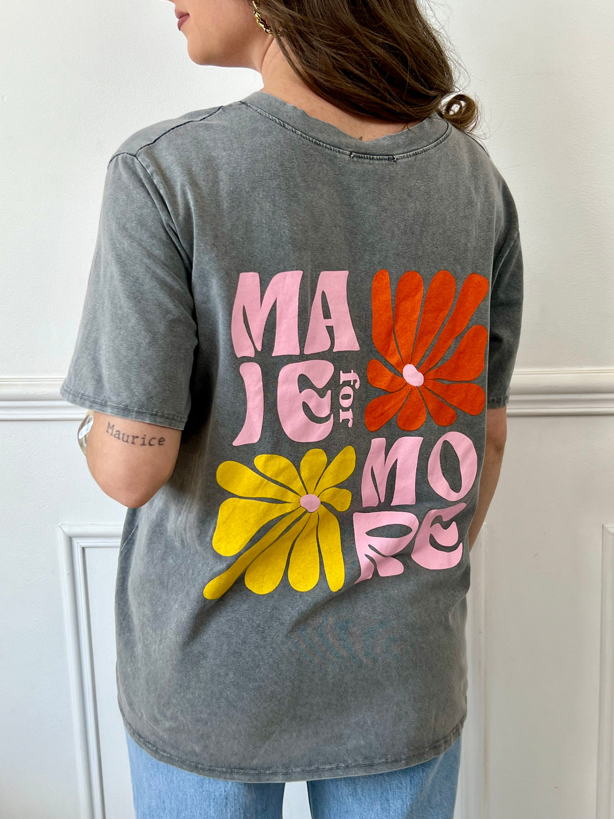 On craque pour ce tee-shirt gris ultra doux, sublimé par de délicats motifs floraux rose, orangé et jaune. Un vrai coup de cœur pour illuminer vos journées avec style et légèreté!