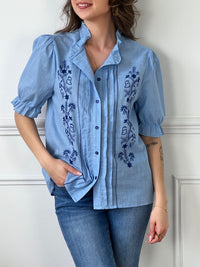 Découvrez notre chemise bleue à motifs avec volants, parfaite pour allier élégance et originalité. Ses volants délicats ajoutent une touche de féminité, tandis que les motifs subtils apportent du caractère à votre tenue. Confortable et stylée, cette chemise est idéale pour créer des looks cohérents et tendance.