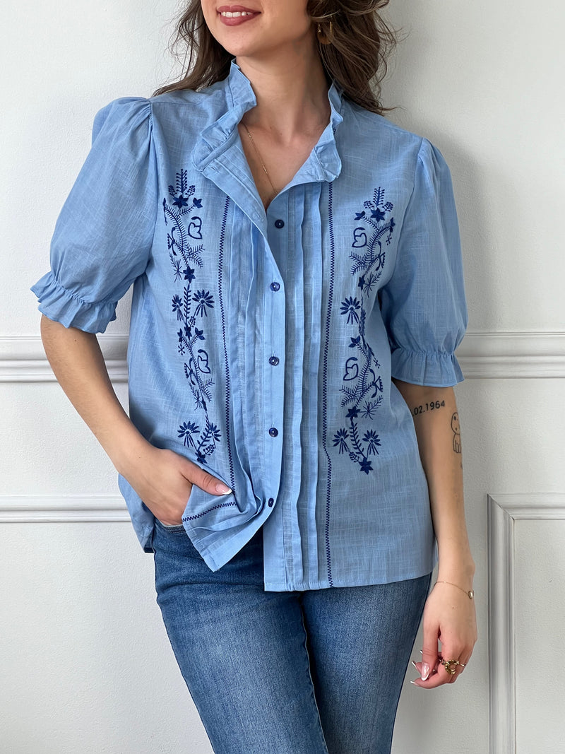 Découvrez notre chemise bleue à motifs avec volants, parfaite pour allier élégance et originalité. Ses volants délicats ajoutent une touche de féminité, tandis que les motifs subtils apportent du caractère à votre tenue. Confortable et stylée, cette chemise est idéale pour créer des looks cohérents et tendance.