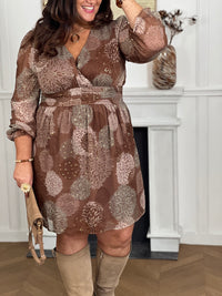 Robe courte à motifs avec manches longues et col en V. Élastiques au dos et aux poignets pour un confort optimal. Doublée sauf aux manches. Couleurs chaudes marron, doré et kaki pour un style élégant et facile à porter.