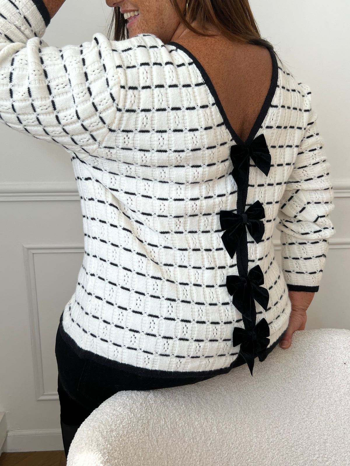 Découvrez le confort et l'élégance du pull écru Maewen ! Avec son motif noir unique, son col rond et ses manches longues, il ajoutera une touche de style à votre tenue. Les 2 poches à nœuds et les boutons argentés sur la longueur le rendent à la fois pratique et moderne. Faites-vous plaisir avec ce pull de qualité.
