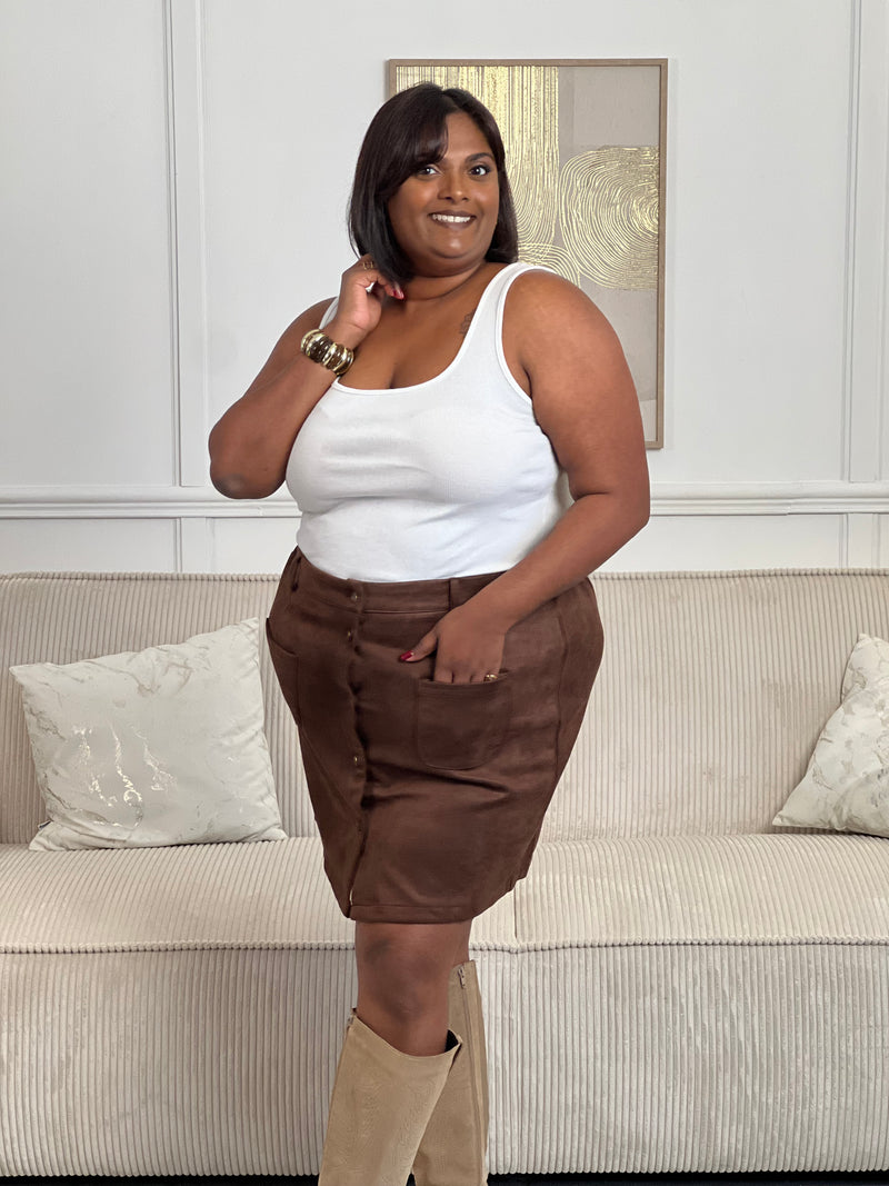 Douce et tendance, cette jupe courte marron effet daim séduit par sa texture veloutée et sa rangée de boutons sur le devant. Une pièce chic et intemporelle, parfaite pour un look automnal raffiné.