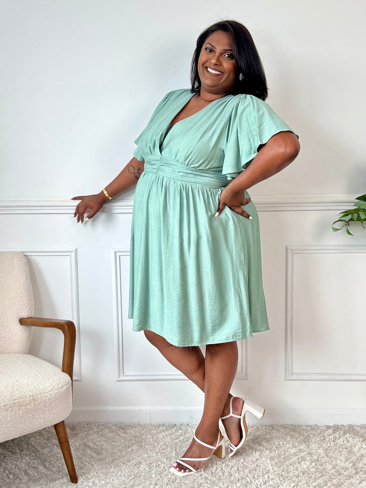 Cette robe courte vert menthe allie confort et élégance grâce à sa taille élastique au dos qui s’adapte parfaitement à votre silhouette. Ses manches courtes et son col en V apportent une touche de fraîcheur, tandis que la doublure en bas assure un tombé fluide et agréable.
