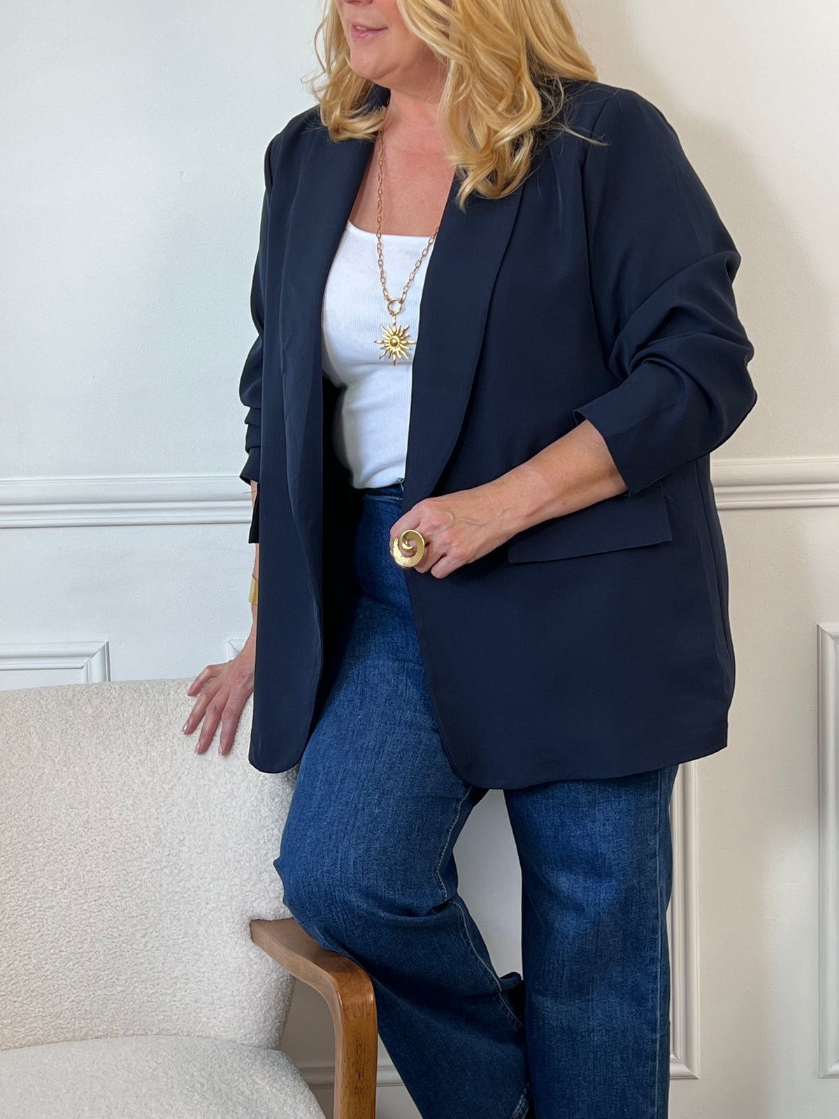 Valorisez votre silhouette avec le blazer en bleu, spécialement conçu pour les grandes tailles. Ses manches longues assurent une coupe flatteuse, tandis que les épaules apportent structure et élégance.