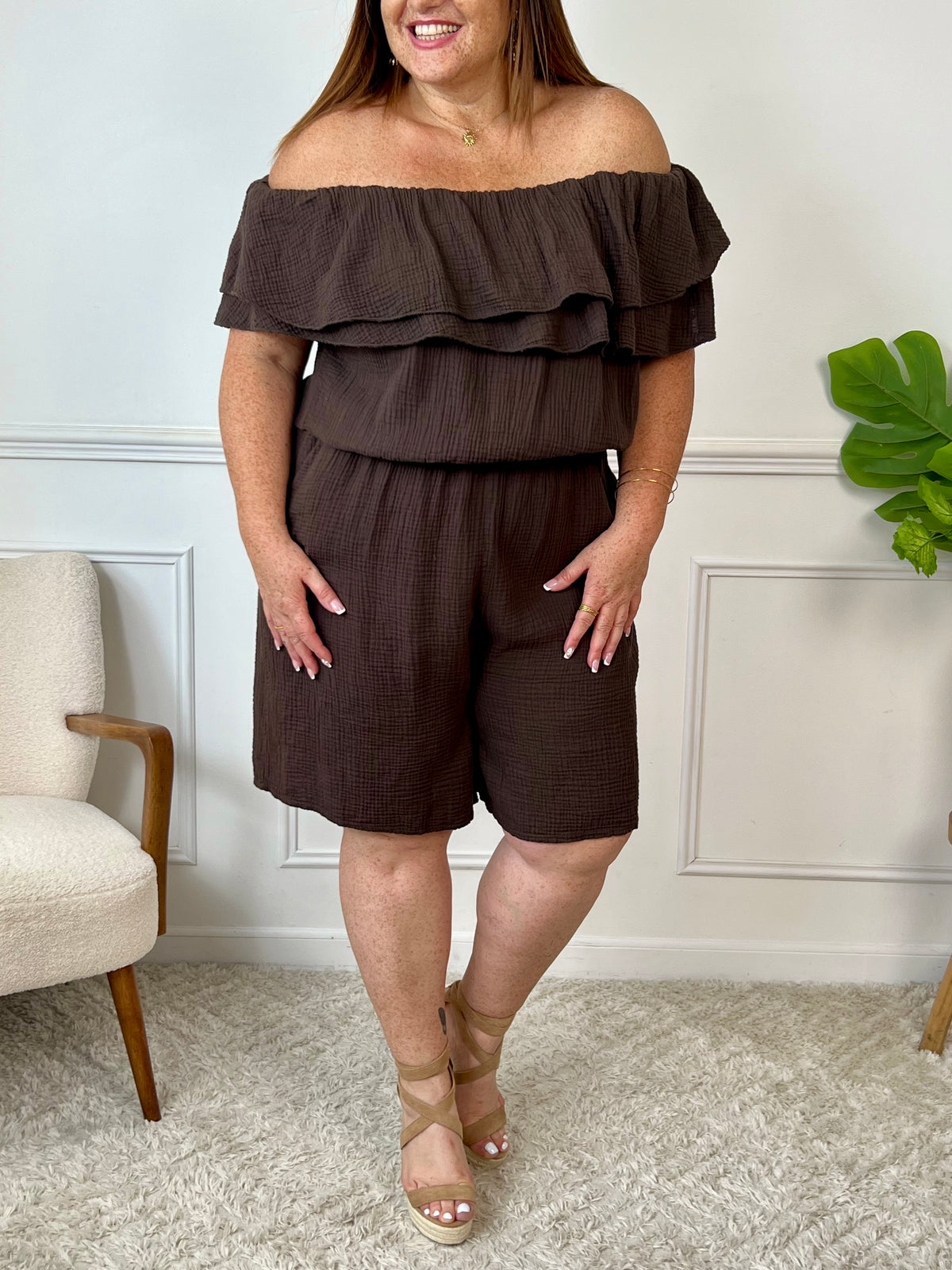 Cette combishort marron glacé en gaze de coton allie confort et style. Son col bateau élastique avec volants apporte une touche féminine et délicate, tandis que la taille élastique assure un ajustement parfait.