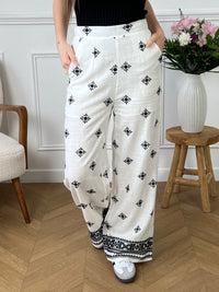 Découvrez notre pantalon écru à motifs noir, pratique grâce à sa taille élastique et ses poches latérales. Parfait pour les femmes modernes qui cherchent à allier confort et style avec ses motifs brodés. Ajoutez une touche de sophistication à votre garde-robe avec le pantalon Briana.