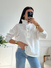 Élégante et intemporelle, cette blouse écrue séduit par son col volanté délicat. Légère et raffinée, elle apporte une touche de romantisme à toutes vos tenues.