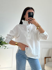 Élégante et intemporelle, cette blouse écrue séduit par son col volanté délicat. Légère et raffinée, elle apporte une touche de romantisme à toutes vos tenues.