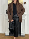 Chic et raffiné, ce blazer marron glacé séduit par ses finitions élégantes. Le détail qui fait toute la différence : des poignets réversibles à motifs léopard et de fines fentes, pour une touche originale et sophistiquée qui sublime la silhouette.