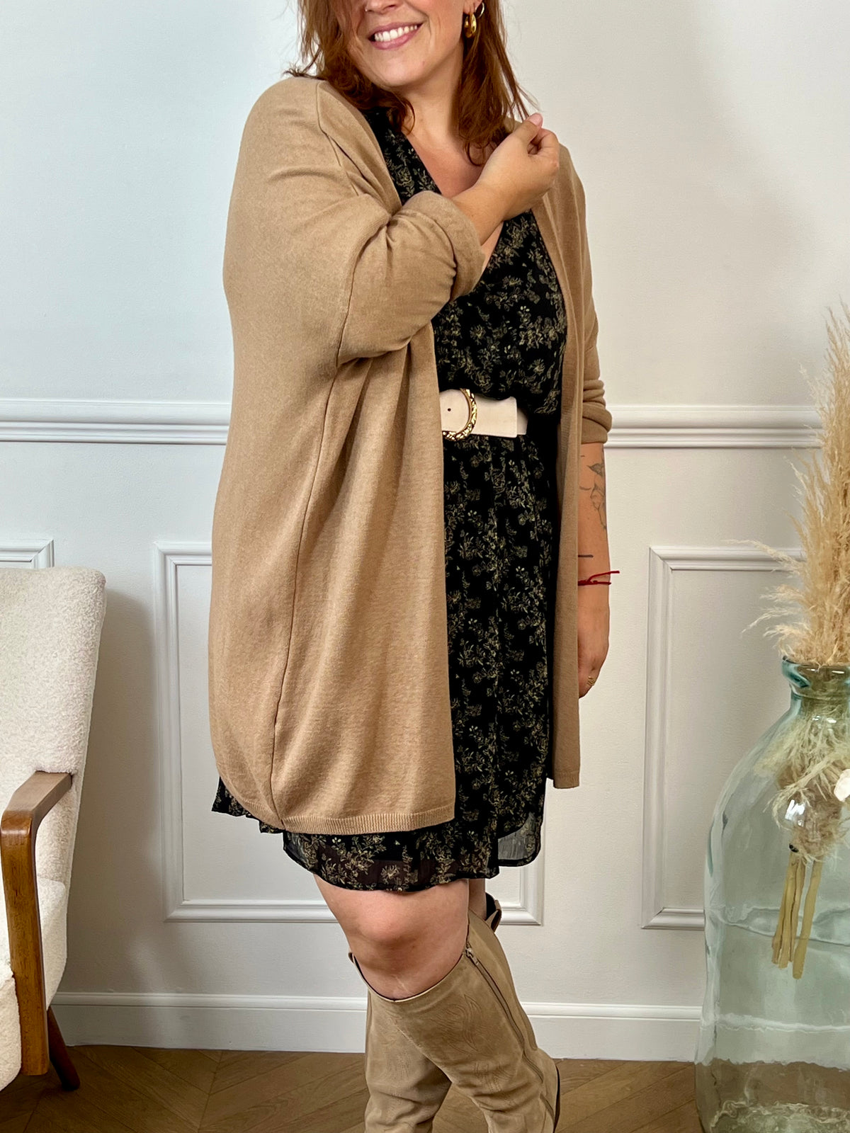 Donnez à votre garde-robe une touche élégante et sophistiquée avec le gilet long camel Louison. Fabriqué avec un tissu de qualité, ce gilet ajoutera une touche de confort et de style à toutes vos tenues. Restez au chaud et tendance avec ce gilet polyvalent qui vous aidera à créer des looks uniques pour toutes les occasions.