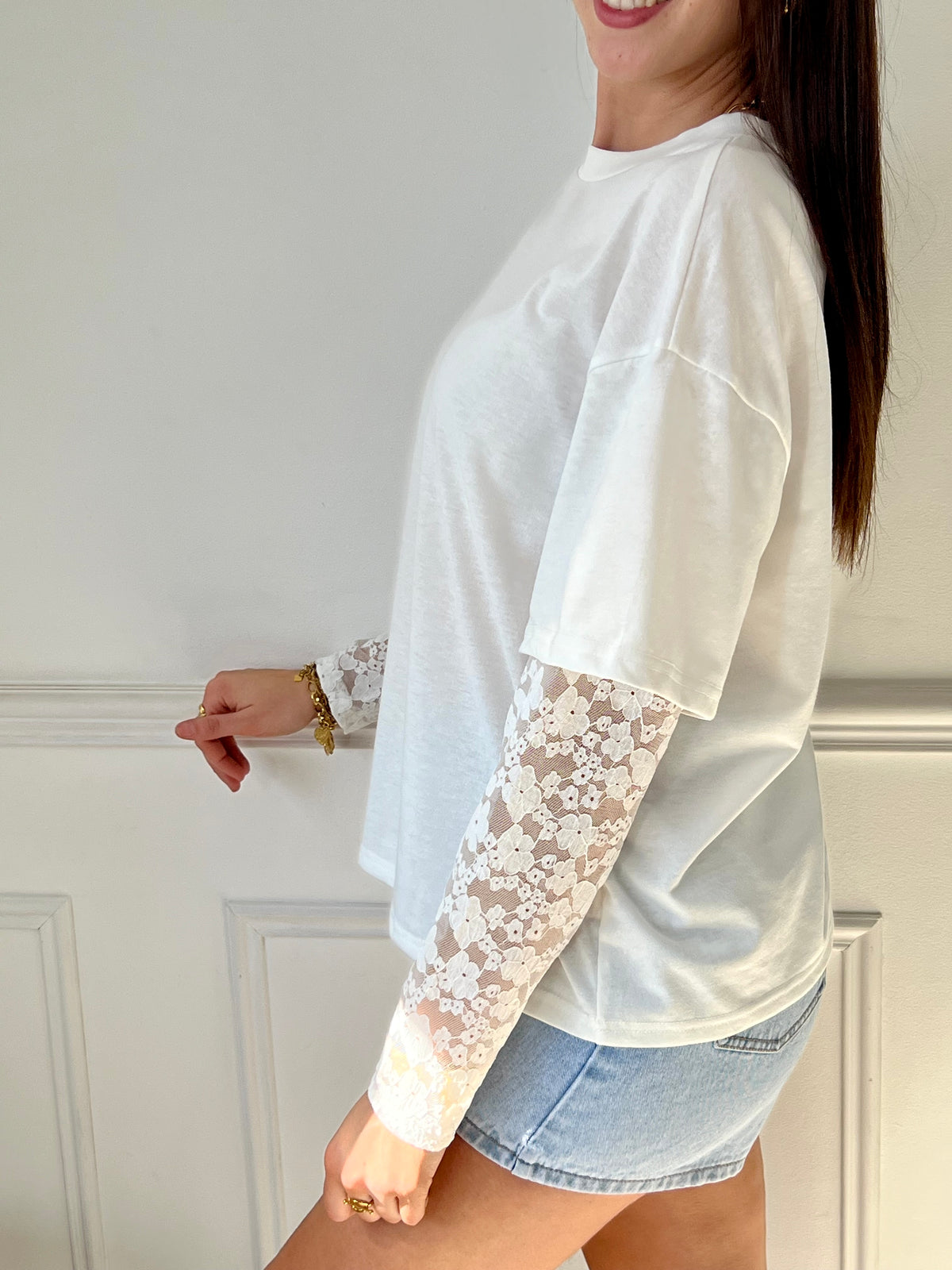 Ce tee-shirt blanc est un petit basic qui va avec tout ! Fabriqué en coton doux, il offre un confort exceptionnel. Ses manches en dentelles ajoutent une touche de féminité à votre look. Discret mais élégant, ce tee-shirt est parfait pour toutes les occasions.