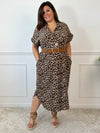 Robe longue à motifs léopards pour femme – Cette robe fluide et élégante est dotée de manches courtes, de poches latérales et de boutons sur toute la longueur. Des broches dorées en forme de soleil ornent le devant pour une touche originale. Motifs léopards dans des tons noir, beige et camel. Composition 100 % polyester. Fabriqué en Italie.