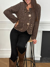 Chic et audacieuse, cette veste marron se démarque par son pourtour souligné d’une fine bande léopard, subtile touche de caractère. Pratique et élégante, elle est dotée de deux poches à l’avant et s’agrémente d’épingles amovibles dorées, offrant la possibilité de personnaliser votre look au gré de vos envies.