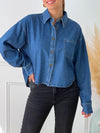 Chemise bleue en jean femme Chemise Col chemise Manches longues Boutonnée sur le devant et aux manches Poches au niveau de la poitrine à gauche Plus longue à l'arrière Couleurs : bleu jean  Composition : 100% Coton Fabriqué en R.P.C