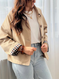 Découvrez notre trench court Eda, la pièce incontournable pour sublimer vos tenues. Confectionné en beige intemporel, ce manteau allie élégance et polyvalence.