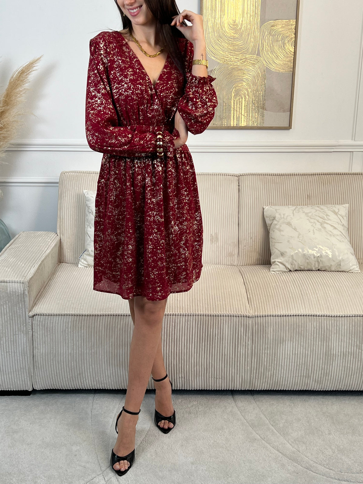 Éclatante et féminine, cette robe courte bordeaux et dorée attire tous les regards. Sa coupe élégante et ses reflets lumineux subliment la silhouette pour un look chic et festif.