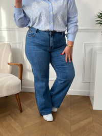 Profitez du style classique et confortable du jean évasé : Aurèle. Avec sa taille haute , ses deux poches pratiques et sa fermeture avec bouton, ce jean large femme offre un look tendance et décontracté.&nbsp;