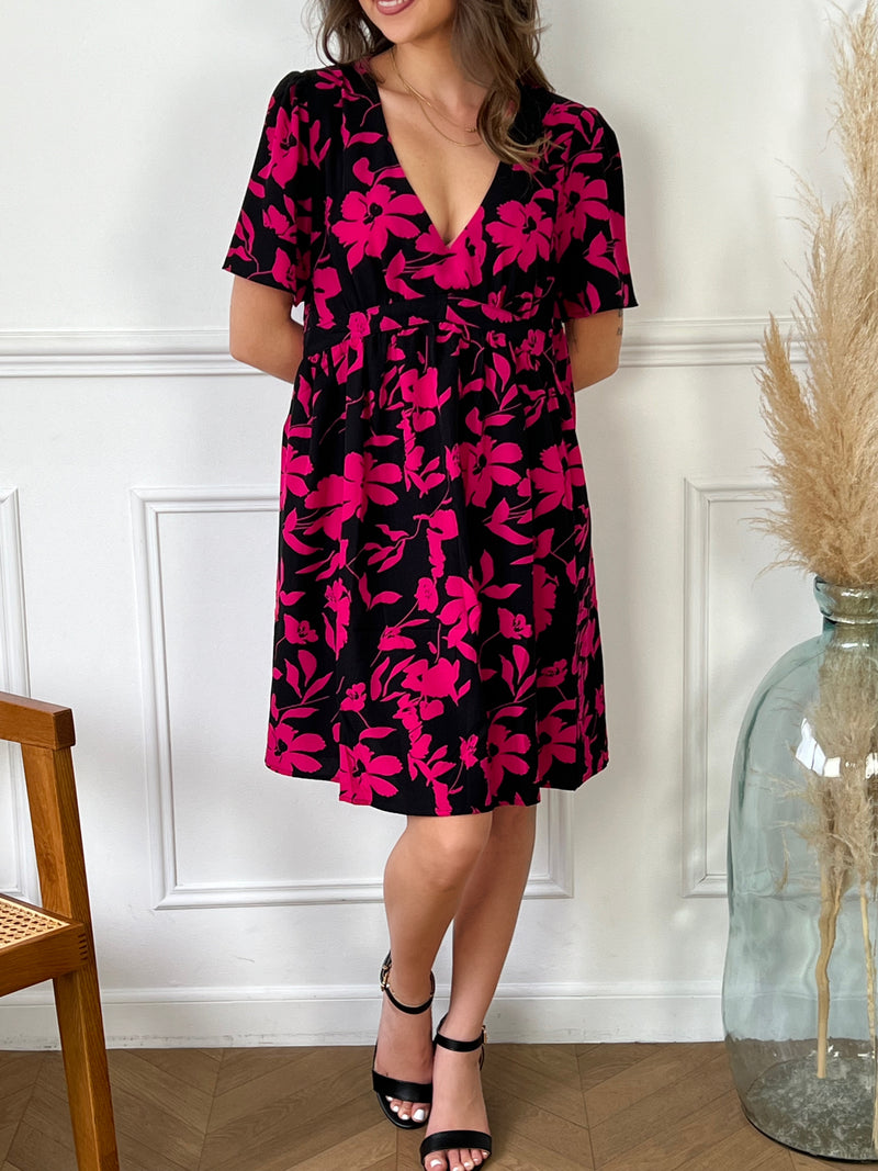 Cette robe noire et fuchsia : Rosila est à la fois élégante et audacieuse. Avec sa coupe courte et son motif fleur, elle est parfaite pour une soirée spéciale ou une journée décontractée. Le contraste du noir et du fuchsia apportera une touche de couleur à votre garde-robe.