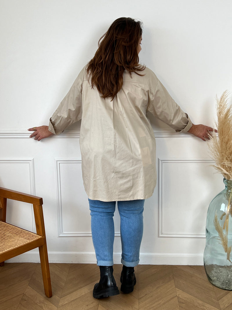 Découvrez notre chemise beige Rocha en grande taille pour femme ! Avec son col chemise et ses manches longues, elle vous apportera style et confort. L'échancrure sur les côtés et la poche poitrine ajoutent une touche d'originalité.