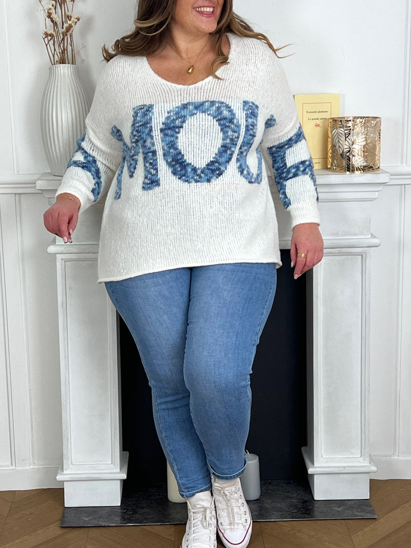 Un pull blanc de coupe curve, arborant l'inscription "amour" en bleu, ajoutant une touche de charme et de positivité à votre tenue. Son design minimaliste et sa palette de couleurs douces en font un choix polyvalent pour toutes les saisons.