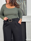 Indispensable du dressing, ce top kaki manches longues mise sur la simplicité et l'efficacité. Sa coupe épurée en fait une pièce facile à porter et à associer, parfaite en toute saison, seule ou sous une veste.