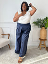 Chic et ultra confortable, ce pantalon très ample bleu marine allie élégance fluide et aisance au quotidien. Son dos élastiqué s’ajuste en douceur à la taille pour un porté parfait, sans compromis sur le style.