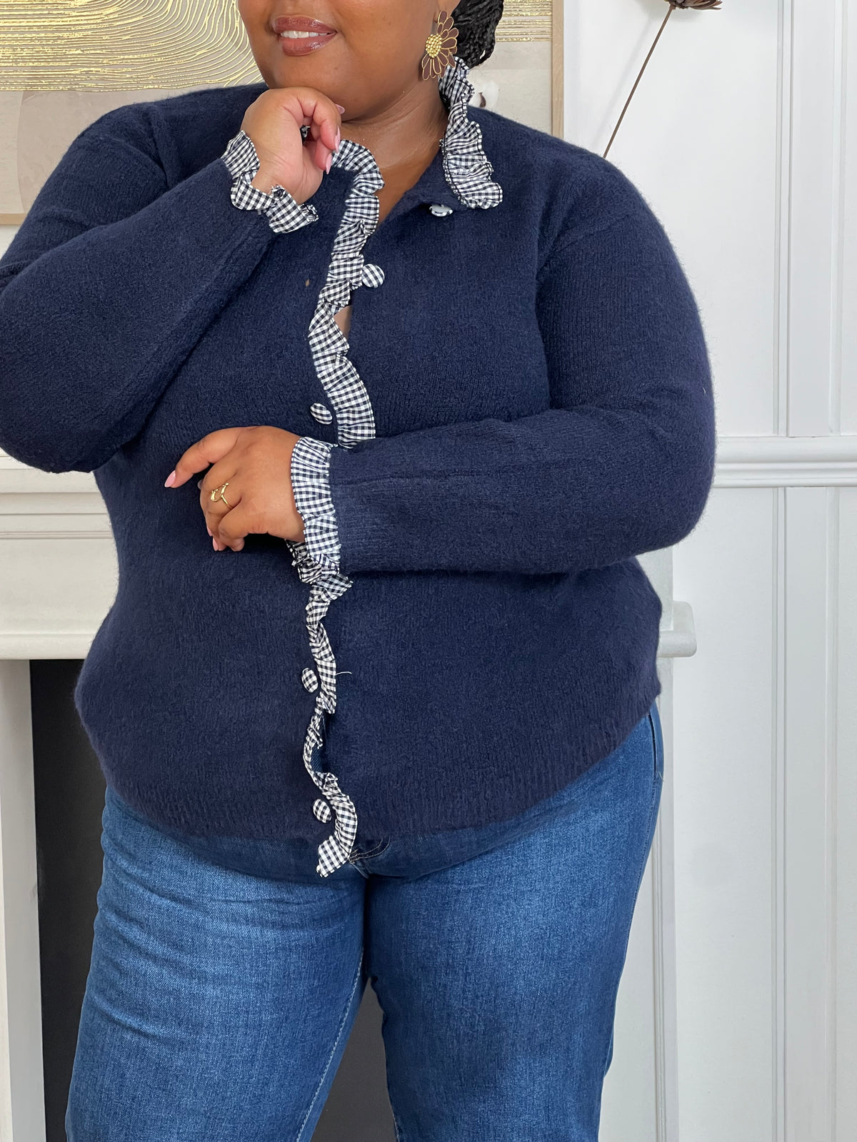 Élégance et originalité se rencontrent avec ce gilet bleu marine. Ses finitions à volants à carreaux au col, aux poignets, le long des boutons et sur toute la ligne apportent une touche raffinée et pleine de charme. Un essentiel revisité pour sublimer tes looks du quotidien.