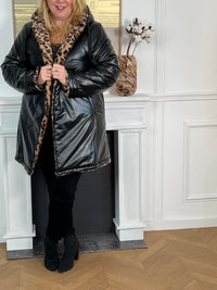 Découvrez la doudoune Aurelia, votre allié chaleur et style pour l'automne et l'hiver. Dotée de manches longues et d'une fermeture éclair pratique, elle vous offre confort et facilité d'ajustement. La capuche équipée d'un lien de serrage s'adapte parfaitement à vos besoins, tandis que le doublage intérieur vous enveloppe de douceur.