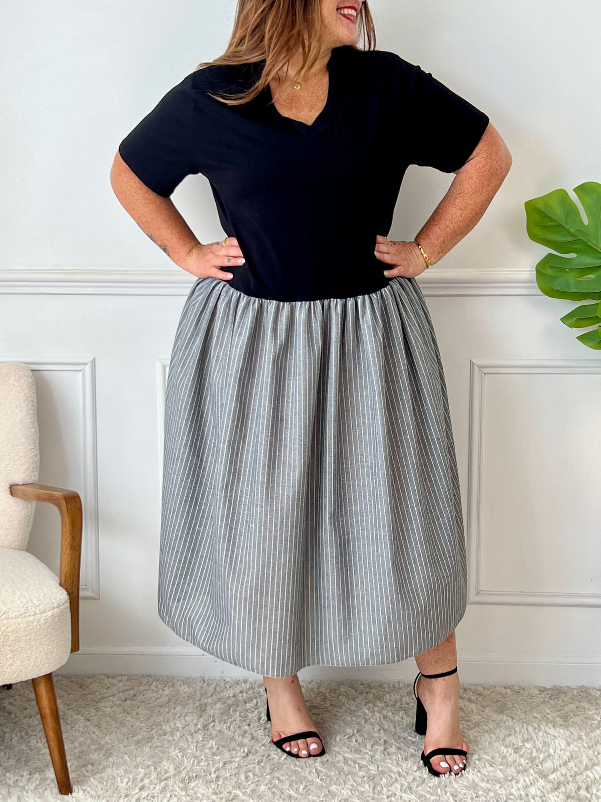 Cette robe longue noire Grande taille : Erena allie style et confort grâce à ses 2 matières. Parfaite pour toutes les occasions, elle vous mettra en valeur tout en vous offrant un confort optimal.&nbsp;