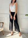 Léger et élégant, ce pantalon plissé noir séduit par sa coupe fluide et sa teinte chaude. Parfait pour une silhouette allongée et un style tout en douceur.