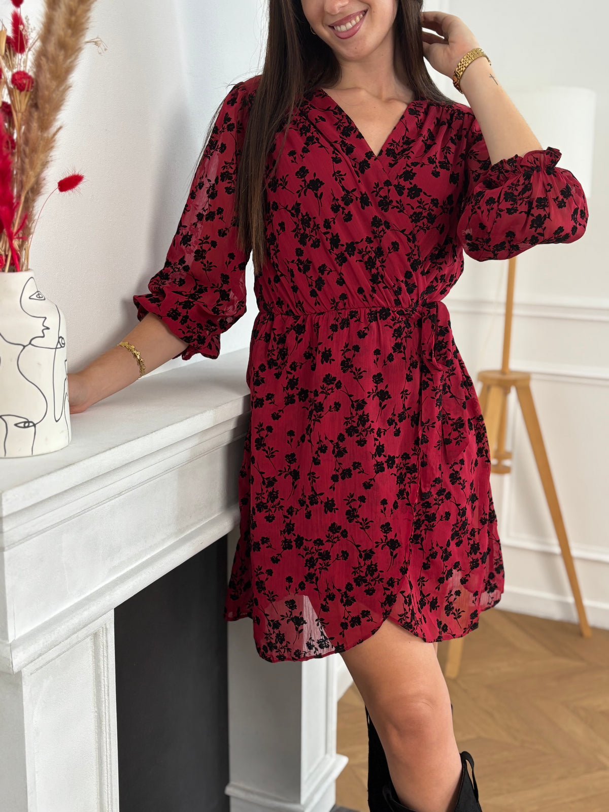 Cette robe bordeaux allie élégance et originalité grâce à ses motifs fleuris noirs en relief velours. Sa teinte profonde et raffinée sublime la silhouette, tandis que les détails en velours apportent une touche de texture et de sophistication.