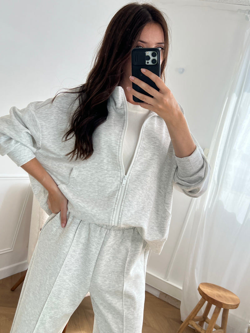 Ce sweat gris Eloise allie confort et praticité avec ses manches longues resserrées, son col rond agréable et ses deux poches latérales idéales pour garder vos petits essentiels à portée de main. Sa fermeture zip facilite l’enfilage, tandis que la coupe ajustée aux manches assure une tenue confortable au quotidien.