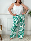 Sublimez votre silhouette avec le pantalon Linzy, une pièce audacieuse en vert ornée de motifs élégants. Sa coupe ample célèbre vos courbes tout en garantissant un confort optimal pour toutes les occasions.&nbsp;