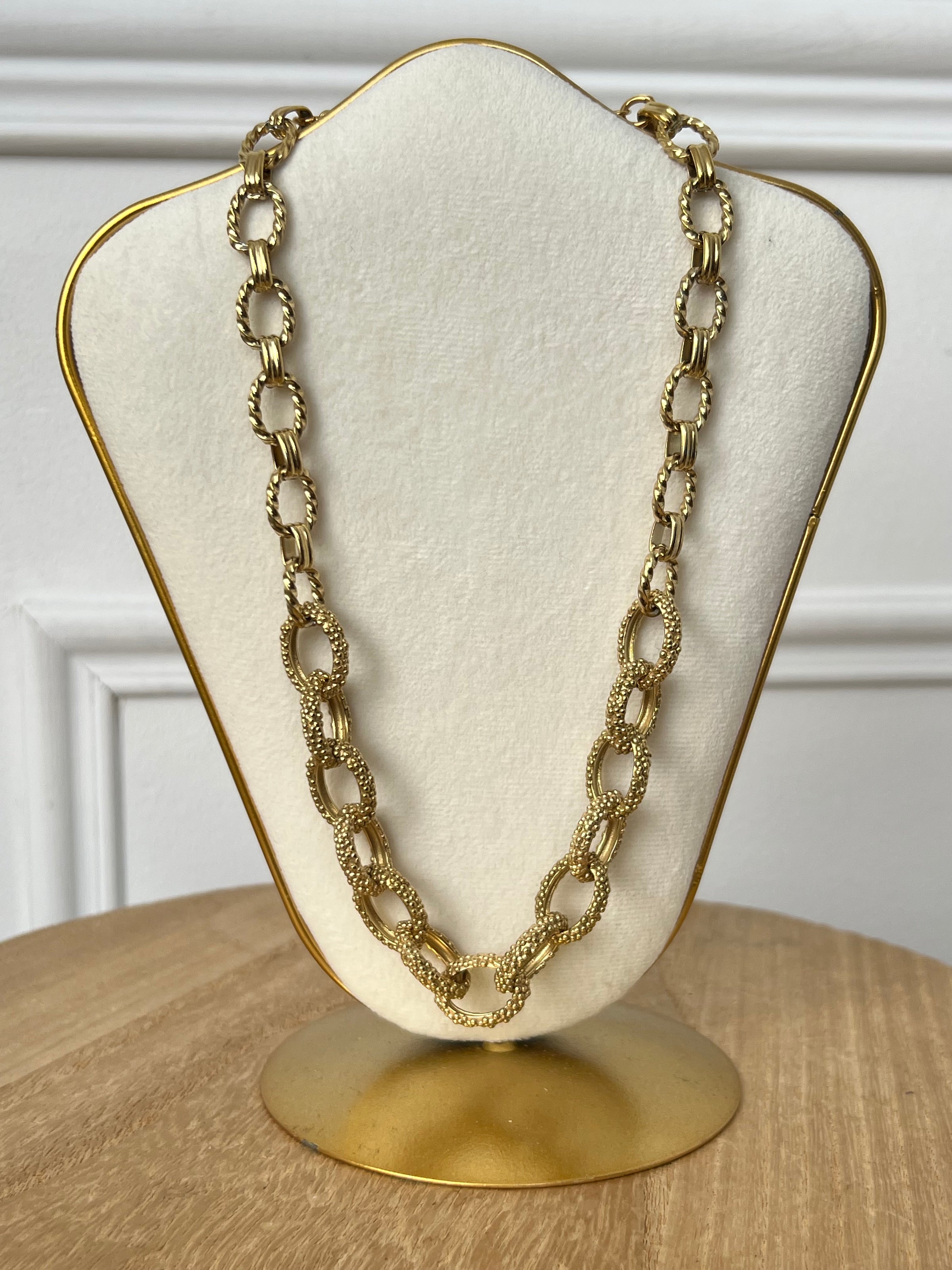 Gold necklace: Zami