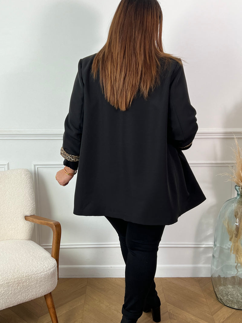 Découvrez notre Blazer noir : Iris pour femme, avec manches longues, épaulettes et poches factices à l'avant. Son motif léopard à l'intérieur est à la fois élégant et sauvage. Ajoutez une touche d'originalité à votre tenue quotidienne avec ce blazer de grande taille en couleur noir.