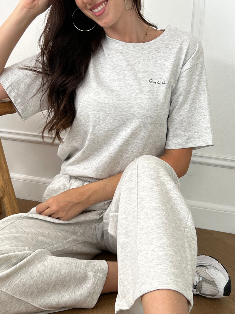 Le tee-shirt gris Deana offre un confort optimal grâce à sa matière épaisse, parfaite pour un usage quotidien. Ses manches courtes et son col rond assurent une coupe classique et agréable à porter, idéale pour accompagner toutes vos tenues avec simplicité et style.
