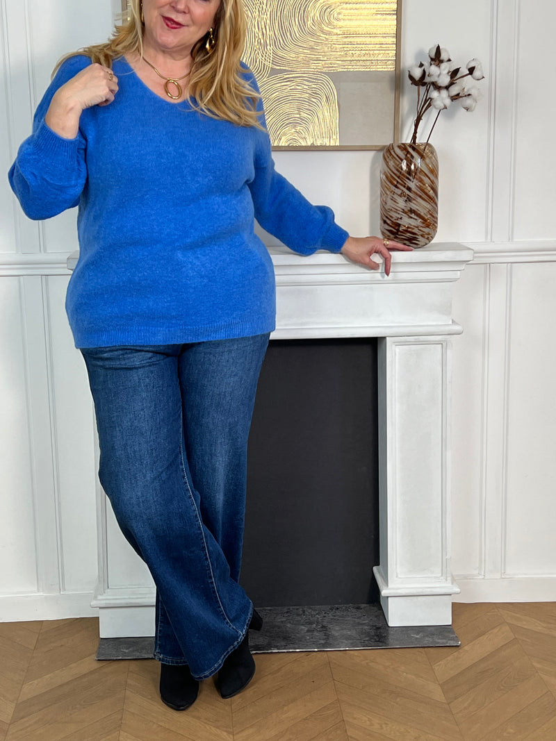 Offrez-vous le confort et le style avec notre pull bleu Angor. Fabriqué avec des matériaux de qualité, ce pull est non seulement doux et chaud, mais il est également élégant et facile à porter. Parfait pour toutes les occasions, ce pull sera un ajout polyvalent à votre garde-robe.