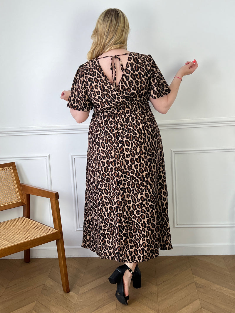 Apportez une touche sauvage à votre garde-robe avec notre Robe Léopard Curve Oxana! Avec son motif léopard et sa ceinture, elle allie style et confort pour un look unique. Parfaite pour toutes les occasions, laissez-vous séduire par cette robe mi-longue au charme indéniable.