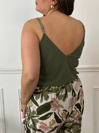 Ce top fluide met en valeur la silhouette avec son col V orné de dentelle à l’avant et au dos. Doté de fines bretelles réglables, il offre un ajustement parfait. Sa couleur kaki sobre apporte une touche féminine et élégante. Confectionné en Italie, en 100 % polyester, il est idéal pour un look chic et confortable.