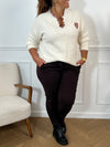 Ce pull beige grande taille allie douceur et élégance avec ses manches longues et son col en V orné de délicats motifs floraux. Un coeur brodé vient sublimer le devant, apportant une touche unique et féminine