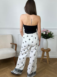 Découvrez notre pantalon écru à motifs noir, pratique grâce à sa taille élastique et ses poches latérales. Parfait pour les femmes modernes qui cherchent à allier confort et style avec ses motifs brodés. Ajoutez une touche de sophistication à votre garde-robe avec le pantalon Briana.